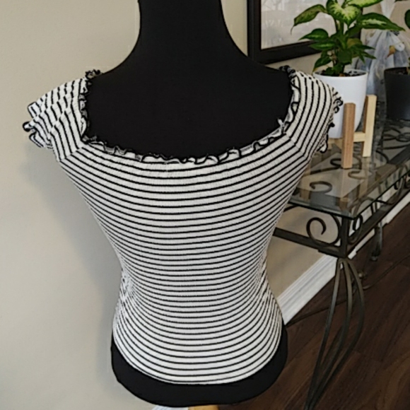 Guess white w black stripes stretchy crop top NWOT - Picture 2 of 4